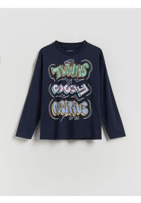 Reserved - Longsleeve z nadrukiem - granatowy. Kolor: niebieski. Materiał: bawełna, dzianina. Długość rękawa: długi rękaw. Wzór: nadruk #1