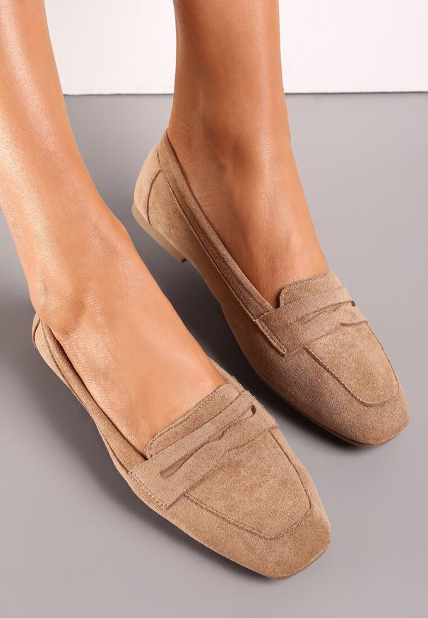 Born2be - Ciemnobeżowe Płaskie Mokasyny z Imitacji Zamszu Testis. Zapięcie: pasek. Kolor: beżowy. Materiał: zamsz. Szerokość cholewki: wąska. Obcas: na płaskiej podeszwie