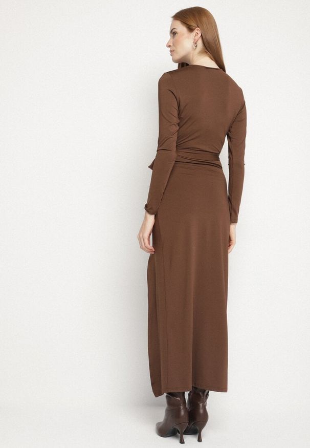 Born2be - Brązowa Sukienka Kopertowa z Wiskozą Zdobiona Rozcięciem i Wiązanym Paskiem Teslea. Okazja: na co dzień. Kolor: brązowy. Materiał: wiskoza. Wzór: aplikacja. Typ sukienki: kopertowe. Styl: elegancki, casual, klasyczny