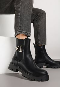 Renee - Czarne Klasyczne Botki Sztyblety Zdobione Metaliczną Aplikacją Laore. Okazja: na co dzień. Kolor: czarny. Materiał: jeans. Wzór: aplikacja. Styl: klasyczny