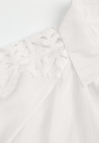 Born2be - Biała Koszula Oversize z Ażurową Wstawką na Ramionach Heleira. Okazja: na co dzień, do pracy. Kolor: biały. Materiał: jeans. Wzór: ażurowy. Styl: casual #5