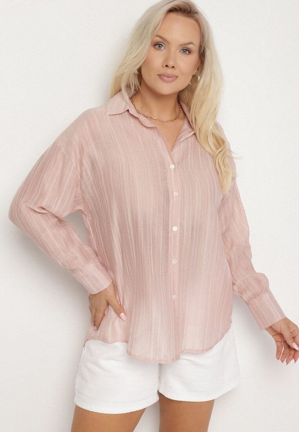 Born2be - Różowa Koszula o Kroju Oversize Dolamana. Okazja: na co dzień. Typ kołnierza: kołnierzyk klasyczny. Kolor: różowy. Materiał: jeans. Długość rękawa: długi rękaw. Długość: długie. Styl: klasyczny, elegancki, casual