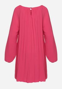 Born2be - Fuksjowa Plisowana Sukienka z Bufiastymi Rękawami Perlase. Okazja: na co dzień. Kolor: różowy. Styl: klasyczny, elegancki, casual
