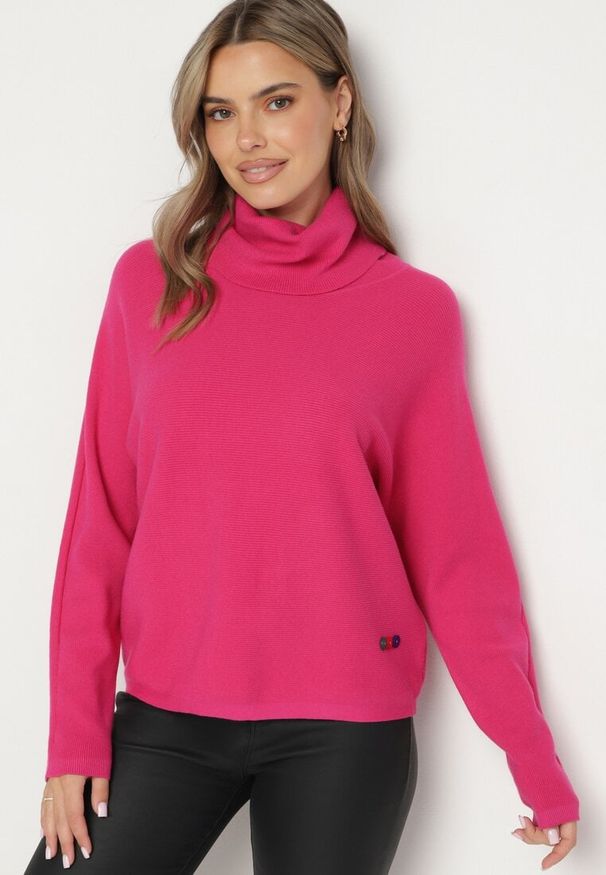 Born2be - Fuksjowy Golf z Bawełną i Wiskozą oraz Guzikami Tiaraya. Typ kołnierza: golf. Kolor: różowy. Materiał: wiskoza, bawełna. Styl: sportowy