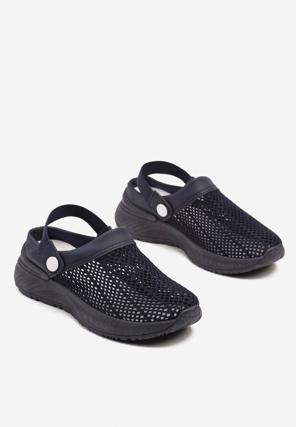Born2be - Granatowe Klapki z Ażurową Cholewką i Paskiem Podtrzymującym Piętę Fenrisa. Okazja: na spacer, na co dzień. Kolor: niebieski. Materiał: jeans. Wzór: ażurowy. Sezon: lato. Styl: klasyczny, casual