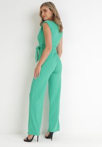 Born2be - Zielony Kombinezon z Kopertowym Dekoltem i Wiązaniem w Talii Vannessa. Kolekcja: dla wysokich. Kolor: zielony. Materiał: prążkowany, materiał. Długość: długie #2
