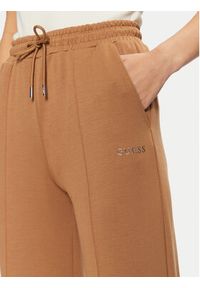 Guess Spodnie dresowe V5RB19 KCOB2 Brązowy Regular Fit. Kolor: brązowy. Materiał: syntetyk, wiskoza #5