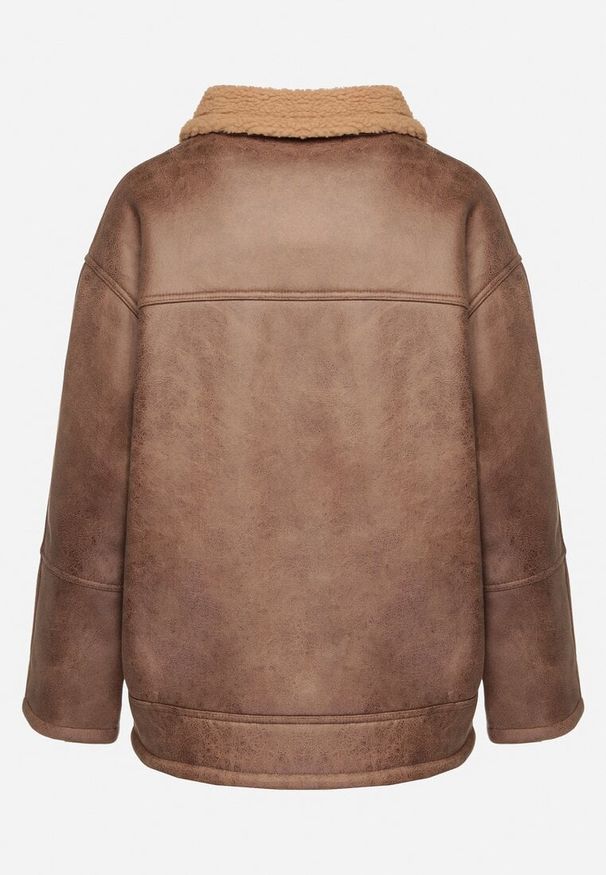 Born2be - Brązowa Kurtka Biker Oversize Zapinana na Guziki Ocieplana Futerkiem Nikiena. Kolor: brązowy. Materiał: futro. Długość rękawa: długi rękaw. Długość: długie. Styl: elegancki