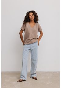 Marsala - T shirt z dekoltem w kształcie V w kolorze LATTE- V NECK-XL. Typ kołnierza: dekolt w kształcie V. Materiał: bawełna, elastan. Wzór: gładki. Styl: elegancki