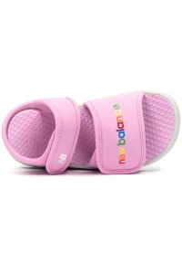 Sandały New Balance Jr SYA750C3 różowe. Zapięcie: rzepy. Kolor: różowy. Wzór: napisy, kolorowy, aplikacja. Styl: młodzieżowy, sportowy