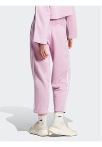 Adidas - adidas Spodnie dresowe Essentials 3-Stripes Open Hem Fleece IJ7455 Różowy Loose Fit. Kolor: różowy. Materiał: bawełna