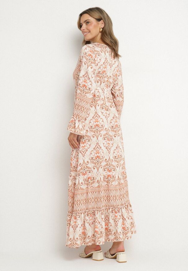 Born2be - Beżowa Rozkloszowana Sukienka z Wiskozą z Falbankami i Etnicznym Wzorem Koririane. Okazja: na spacer. Typ kołnierza: kołnierz z falbankami. Kolor: beżowy. Materiał: wiskoza. Długość rękawa: długi rękaw. Wzór: aplikacja