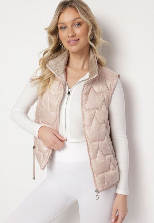 Born2be - Jasnobeżowa Kamizelka ze Stójką i Ściągaczami Zdobiona Eleganckim Pikowaniem Sarilna. Okazja: na co dzień. Typ kołnierza: kołnierzyk stójkowy. Kolor: beżowy. Materiał: jeans. Wzór: aplikacja. Styl: elegancki