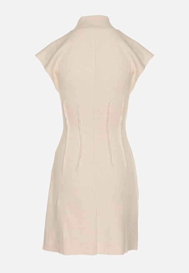 Born2be - Beżowa Sukienka z Prążkowanej Dzianiny o Taliowanym Kroju z Półgolfem Ivarinae. Okazja: na spotkanie biznesowe, na co dzień. Kolor: beżowy. Materiał: prążkowany, dzianina. Długość rękawa: bez rękawów. Styl: elegancki, biznesowy, casual