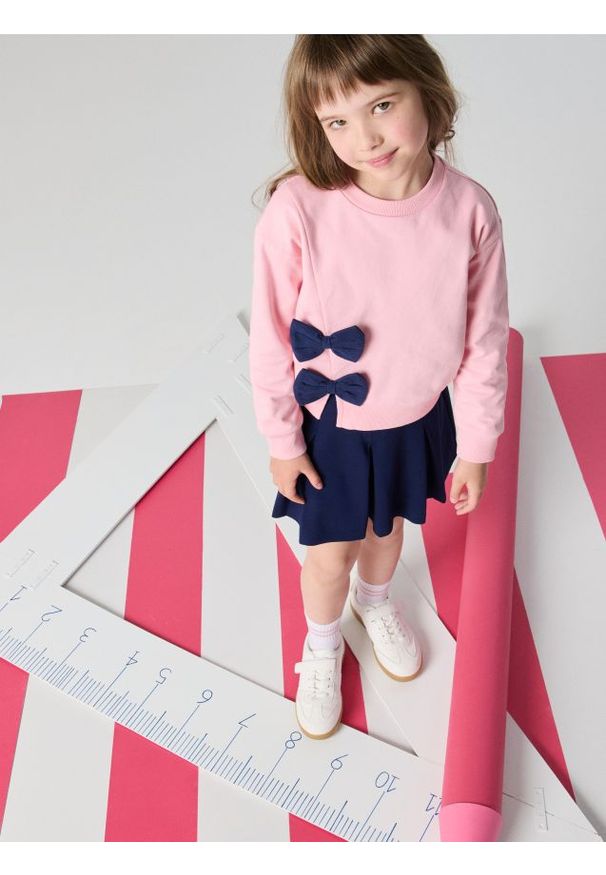 Sinsay - Bluza crewneck z ozdobnymi kokardkami - różowy. Typ kołnierza: kokarda. Kolor: różowy