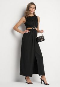 Born2be - Czarna Sukienka z Wiskozą Ozdobiona Wycięciami i Metalową Aplikacją Odivaria. Kolor: czarny. Materiał: wiskoza. Wzór: aplikacja. Styl: klasyczny #6