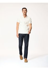 Reserved - Koszulka polo slim w prążek - złamana biel. Typ kołnierza: polo. Materiał: bawełna, dzianina. Wzór: prążki