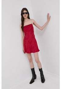 For Love & Lemons sukienka kolor czerwony mini rozkloszowana. Kolor: czerwony. Materiał: materiał, tkanina. Długość rękawa: na ramiączkach. Typ sukienki: rozkloszowane. Długość: mini