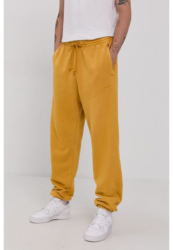 Levi's® - Levi's Spodnie męskie kolor żółty gładkie. Kolor: żółty. Materiał: dzianina. Wzór: gładki