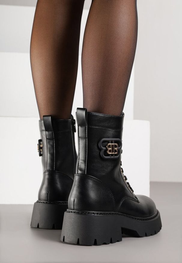 Born2be - Czarne Botki Workery VICES Zdobione Metaliczną Aplikacją przy Cholewce Bevea. Okazja: na co dzień. Kolor: czarny. Materiał: dzianina, jeans. Szerokość cholewki: normalna. Wzór: aplikacja. Styl: klasyczny, casual, elegancki