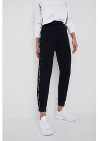 Emporio Armani spodnie damskie kolor granatowy joggery high waist. Stan: podwyższony. Kolor: niebieski