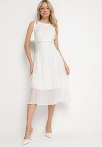 Born2be - Biała Rozkloszowana Sukienka z Tłoczonej Tkaniny z Wiązaniem z Tyłu Nimioretta. Okazja: na ślub cywilny, na imprezę, na wesele. Kolor: biały. Materiał: tkanina. Wzór: aplikacja. Typ sukienki: rozkloszowane. Styl: elegancki #6