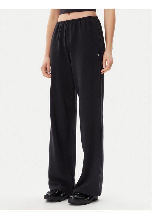 Calvin Klein Jeans Spodnie dresowe J20J225537 Czarny Straight Fit. Kolor: czarny. Materiał: wiskoza, bawełna