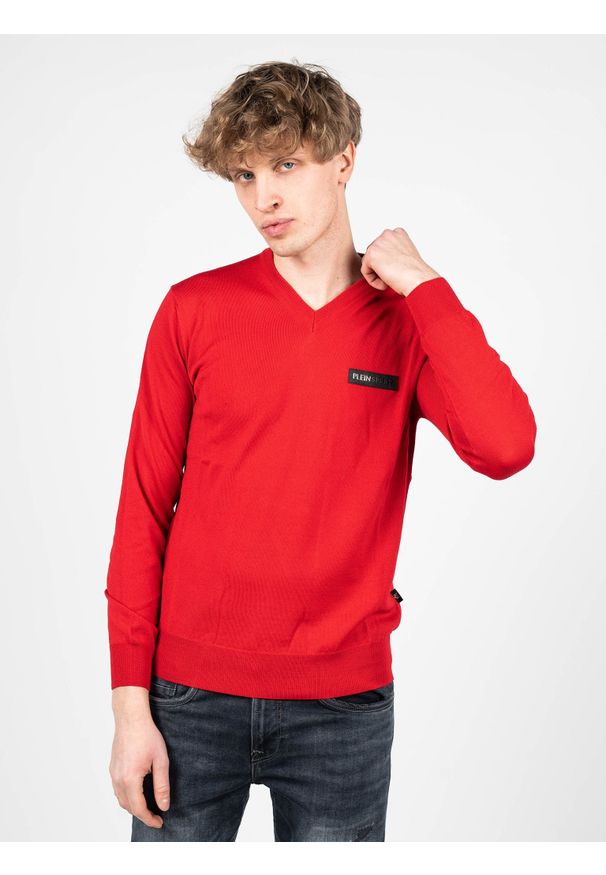 Plein Sport Sweter "Merino" | MVPS90252 | Mężczyzna | Czerwony. Okazja: na co dzień. Typ kołnierza: dekolt w serek. Kolor: czerwony. Materiał: wełna. Wzór: aplikacja. Styl: sportowy