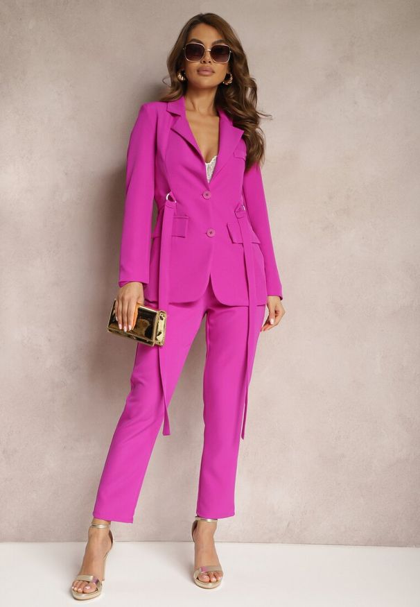 Renee - Ciemnofioletowa Marynarka o Jednorzędowym Fasonie z Dwoma Ozdobnymi Paskami Anellana. Okazja: na co dzień, do pracy, na spotkanie biznesowe. Kolor: fioletowy. Materiał: jeans. Styl: biznesowy, klasyczny, casual, elegancki