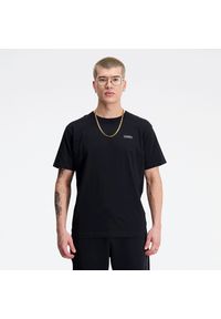 Koszulka męska New Balance MT33517BK – czarna. Kolor: czarny. Materiał: bawełna, dresówka. Długość rękawa: krótki rękaw. Długość: krótkie. Wzór: nadruk, napisy