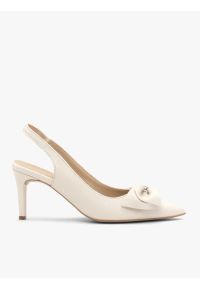 Ryłko - Kremowe czółenka damskie bez pięty slingback z kokardą. Okazja: na co dzień, na spotkanie biznesowe, do pracy. Nosek buta: szpiczasty. Zapięcie: zamek. Kolor: beżowy. Materiał: skóra. Obcas: na obcasie. Styl: street, biznesowy, elegancki, casual, klasyczny. Wysokość obcasa: średni #1