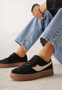 Renee - Czarne Sneakersy Kultowe Tenisówki z Zamszu Naturalnego ze Skórzaną Wkładką Rionae. Okazja: na co dzień, na randkę. Kolor: czarny. Materiał: zamsz, skóra #1