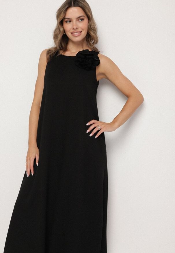 Born2be - Czarny Kombinezon z Wiskozą i Broszką Kwiatu 3D Odellira. Okazja: na co dzień. Kolor: czarny. Materiał: wiskoza. Wzór: kwiaty. Styl: casual, elegancki