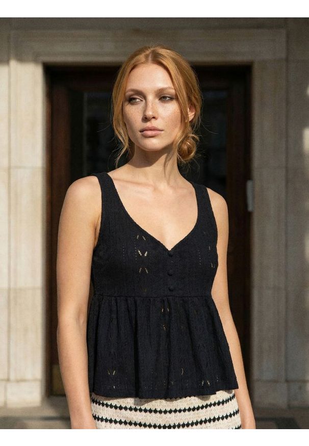 Sinsay - Ażurowa bluzka na ramiączkach - czarny. Kolor: czarny. Długość rękawa: na ramiączkach. Wzór: ażurowy