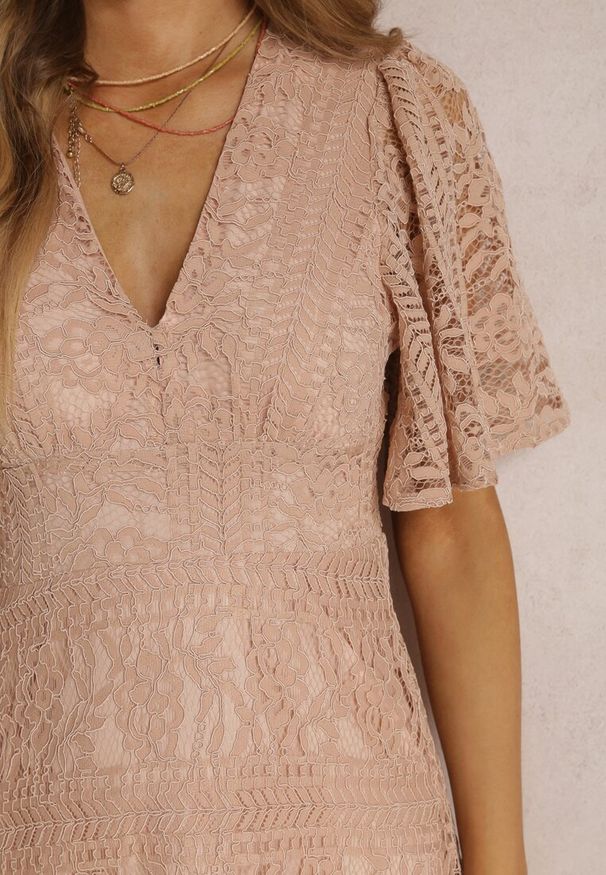 Renee - Beżowa Sukienka Corelaia. Kolor: beżowy. Materiał: koronka. Długość rękawa: krótki rękaw. Styl: klasyczny. Długość: midi