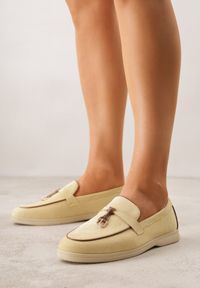 Born2be - Żółte Mokasyny z Imitacji Zamszu Zdobione Aplikacją z Zawieszkami Peleg. Okazja: do pracy, na spotkanie biznesowe. Kolor: żółty. Materiał: zamsz. Wzór: aplikacja. Styl: biznesowy, elegancki #8