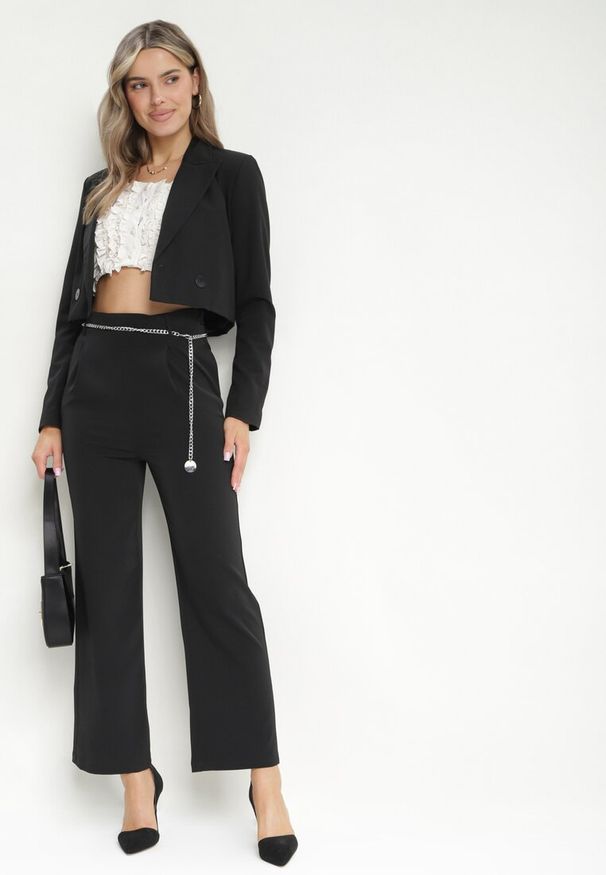 Born2be - Czarne Szerokie Spodnie Zapinane z boku na Suwak z Ozdobnym Łańcuchem Grazioso. Okazja: na spotkanie biznesowe, do pracy. Kolor: czarny. Materiał: satyna. Styl: biznesowy, elegancki, klasyczny