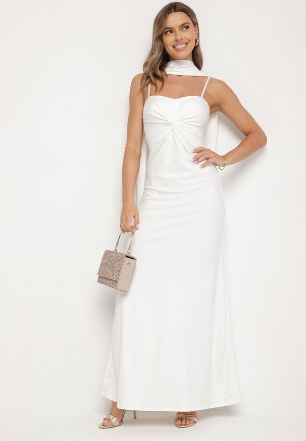 Born2be - Biała Taliowana Sukienka Ozdobiona Szalem i Marszczeniem Melovea. Okazja: na co dzień. Kolor: biały. Materiał: skóra. Długość rękawa: na ramiączkach. Wzór: aplikacja. Styl: casual, elegancki