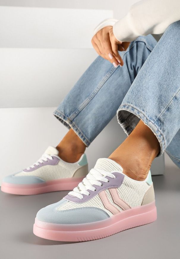 Born2be - Różowo-Niebieskie Sneakersy w Stylu Tenisówek z Geometrycznymi Paskami Falenira. Okazja: na spacer. Zapięcie: pasek. Kolor: różowy. Materiał: jeans. Wzór: geometria. Sport: turystyka piesza