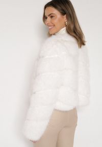Born2be - Biała Krótka Kurtka z Futerkiem na Haftki Loreinda. Okazja: na co dzień. Kolor: biały. Materiał: futro. Długość: krótkie. Styl: casual, elegancki #6