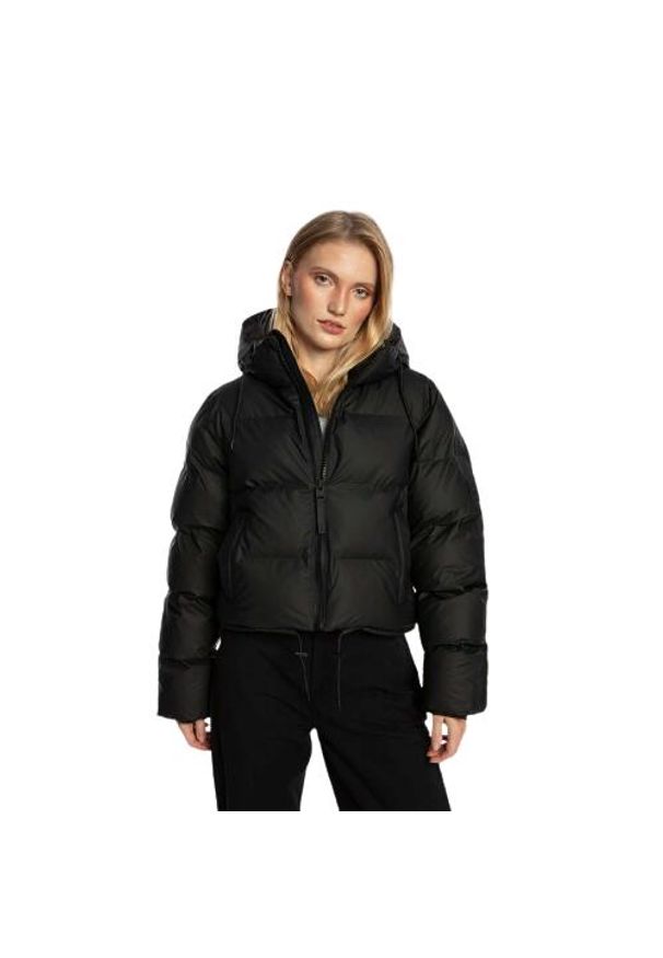 Kurtka zimowa damska Rains Alta Puffer. Kolor: czarny. Sezon: zima. Sport: turystyka piesza