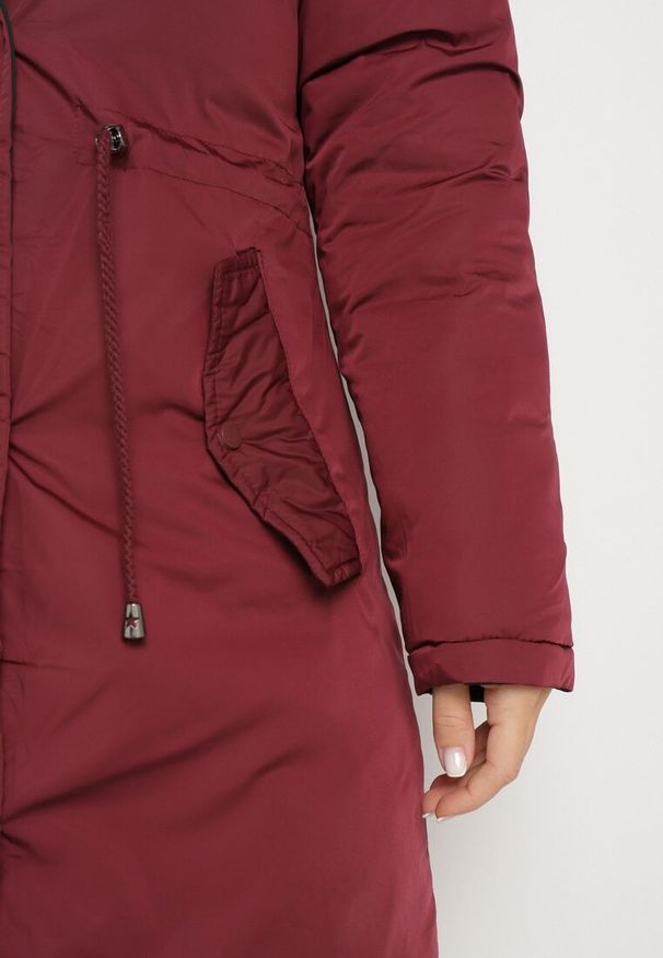 Born2be - Bordowa Dwustronna Kurtka za Kolano z Kapturem z Futerkiem Zephyro. Typ kołnierza: kaptur. Kolor: czerwony. Materiał: futro. Długość: długie. Wzór: gładki, aplikacja