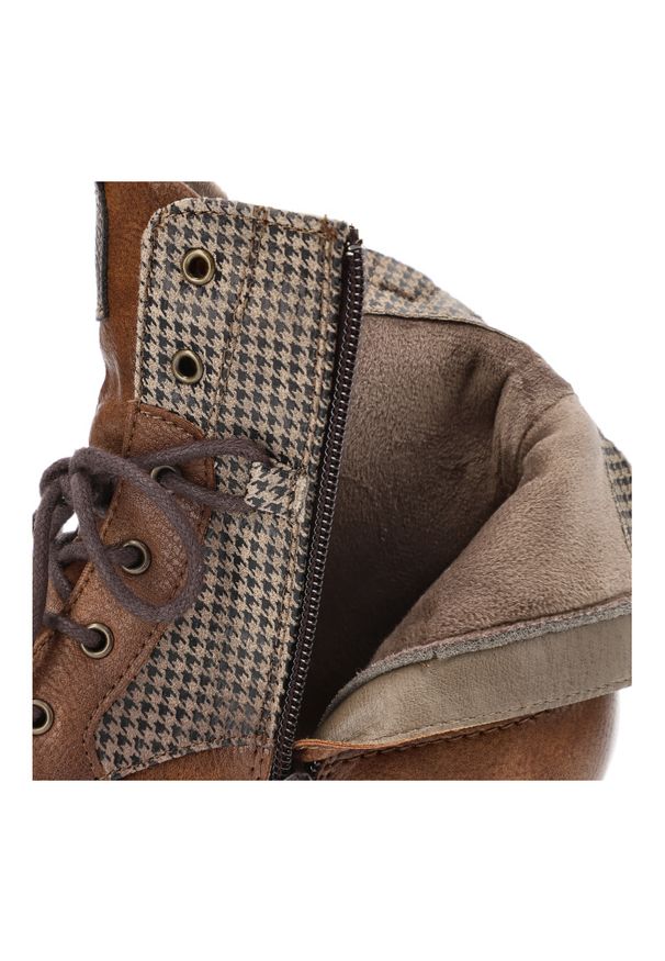 Brązowe Botki Mustang Modne Buty Damskie. Okazja: na co dzień. Zapięcie: sznurówki. Kolor: brązowy. Materiał: futro, skóra ekologiczna, syntetyk, materiał. Styl: casual, elegancki