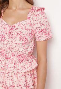 Born2be - Różowa Rozkloszowana Sukienka z Bufkami w Rękawach w Drobny Print z Falbankami Tineria. Okazja: na co dzień. Typ kołnierza: kołnierz z falbankami. Kolor: różowy. Wzór: nadruk. Typ sukienki: proste. Styl: casual #5
