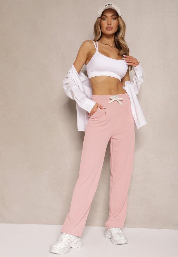 Renee - Różowe Spodnie High Waist z Prostą Nogawką i Gumką w Pasie Fadesa. Okazja: na co dzień. Stan: podwyższony. Kolor: różowy. Styl: casual