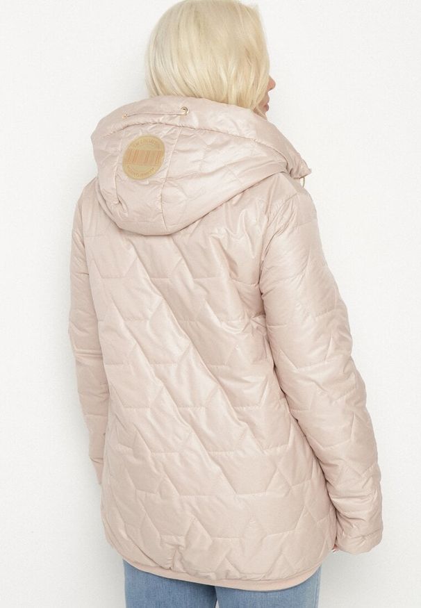 Born2be - Beżowa Kurtka Pikowana o Pudełkowym Kroju z Kapturem Nusolea. Okazja: na co dzień. Typ kołnierza: kaptur. Kolekcja: plus size. Kolor: beżowy. Materiał: jeans. Styl: elegancki, casual