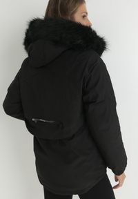 Born2be - Czarna Kurtka Pudełkowa z Futerkiem Oreitheia. Kolor: czarny. Materiał: futro. Długość: krótkie. Wzór: aplikacja #6