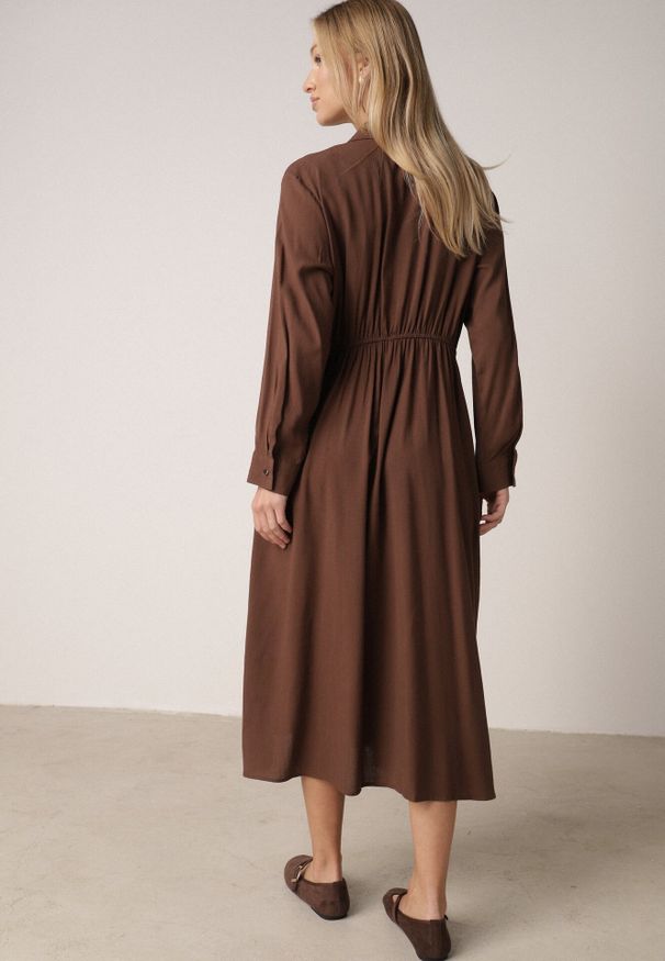Born2be - Brązowa Wiskozowa Sukienka Koszulowa z Marszczeniem i Guzikiem w Talii Lennatha. Okazja: na co dzień. Kolor: brązowy. Materiał: wiskoza. Typ sukienki: koszulowe. Styl: elegancki, klasyczny, casual