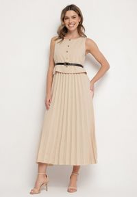 Born2be - Ciemnobeżowa Sukienka Bez Rękawów z Plisami i Paskiem z Klamrą Iffale. Okazja: na spacer, na co dzień. Kolor: beżowy. Długość rękawa: bez rękawów. Styl: casual, klasyczny #1