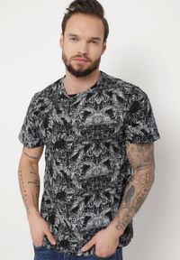 Born2be - Czarna Koszulka z Bawełny w Abstrakcyjny Print Laeliana. Okazja: na co dzień. Kolor: czarny. Materiał: bawełna. Wzór: nadruk. Styl: casual